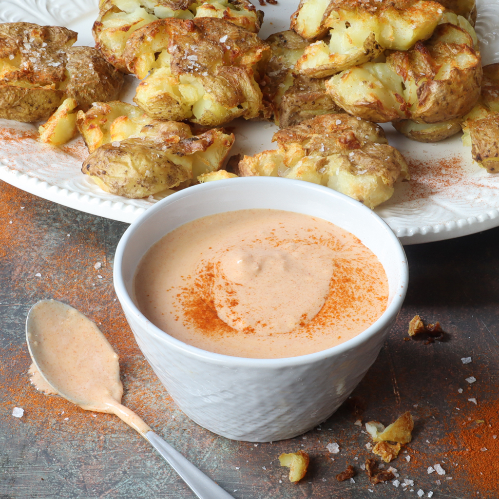 Crispy smashed potatoes with spicy yogurt sauce